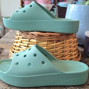 CROCS Women's Slippers in Aqua Size 6